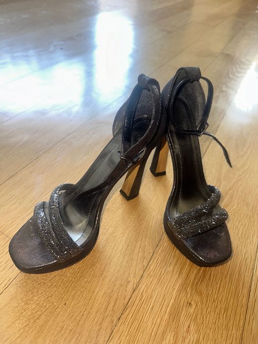 Дамски сандали на ток с блестящи елементи