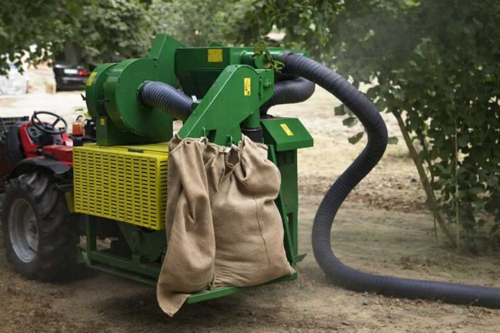Mașină profesională pentru recoltat alune, nuci, castane și migdale – cuplare la tractor