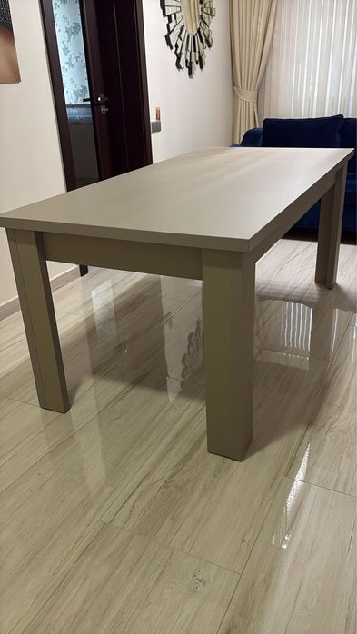 Masa culoarea nisipului