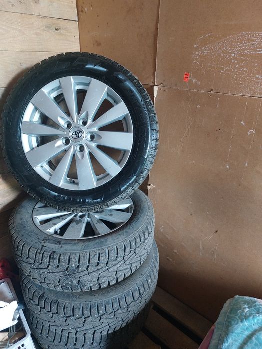 Продам шины зимние комплект диском.