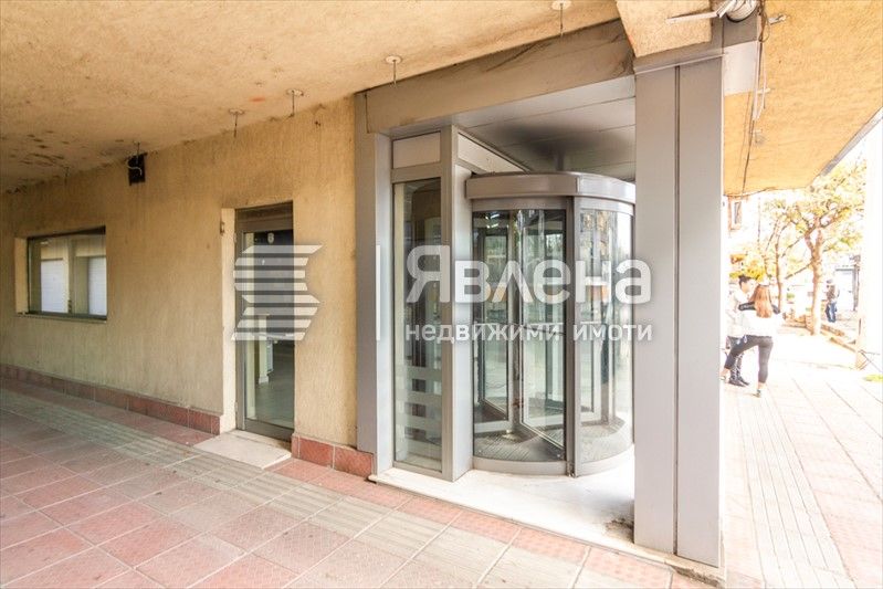 Дава се под наем Магазин в София, Оборище - 180 кв.м за 1800 € - Снимка #1