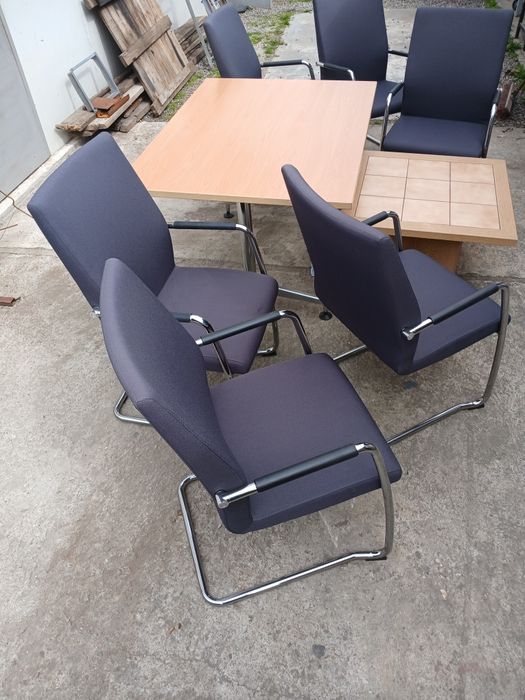 Продавам две маси и 6 стола