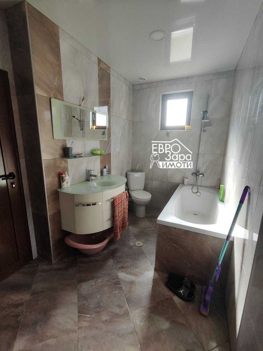 Масивна сграда за продажба – автосервиз плюс два жилищни имота