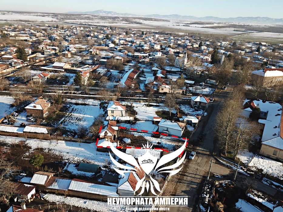 Продавам двуетажна вила/къща 285РЗП в 600кв.м двор в село Избеглии