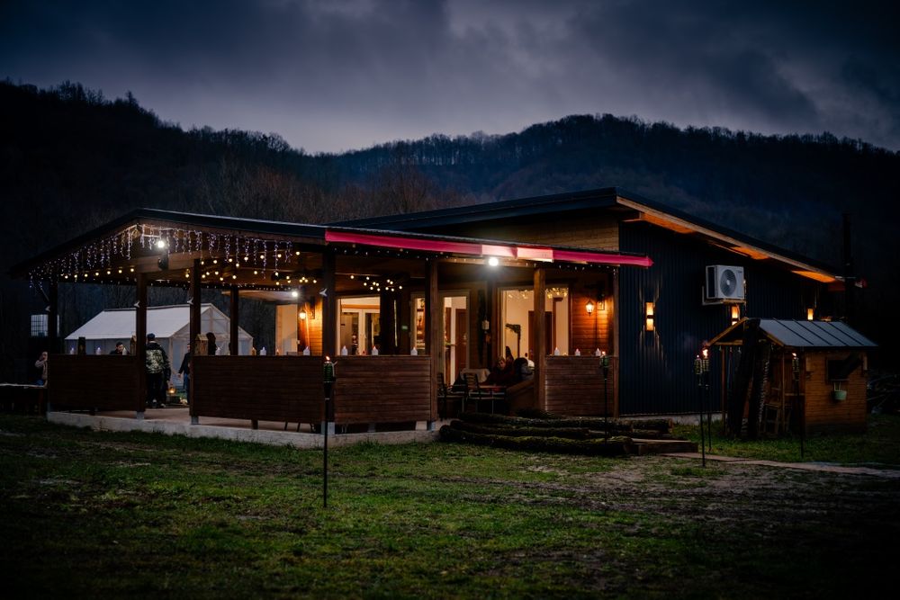 Retreat și evenimente private rustice la Cabana River Side Ribita