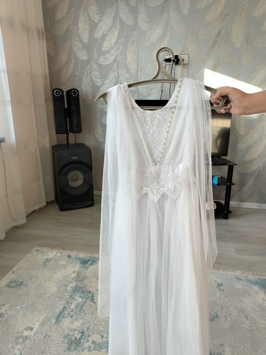 Продам платье белое красивое очень