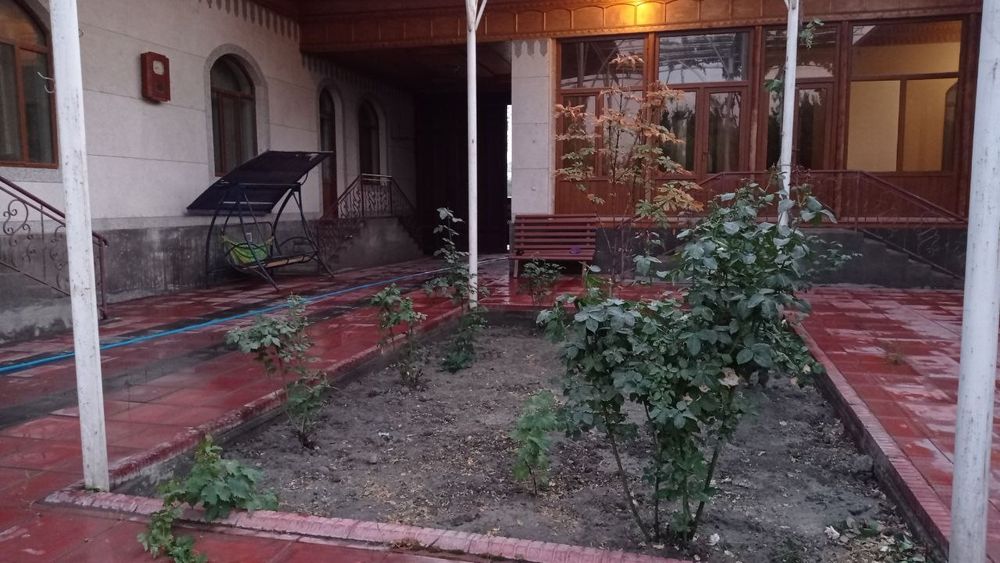 Hovli Uy sotiladi. Narx kelishamiz