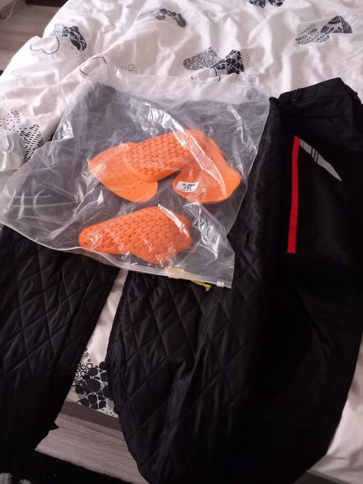 Pantaloni moto textil cu protectii genunchi si coapse