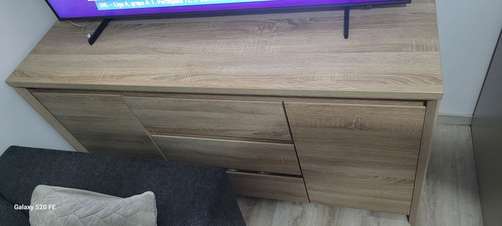 Comoda tv cu 2 usi si 3 sertare