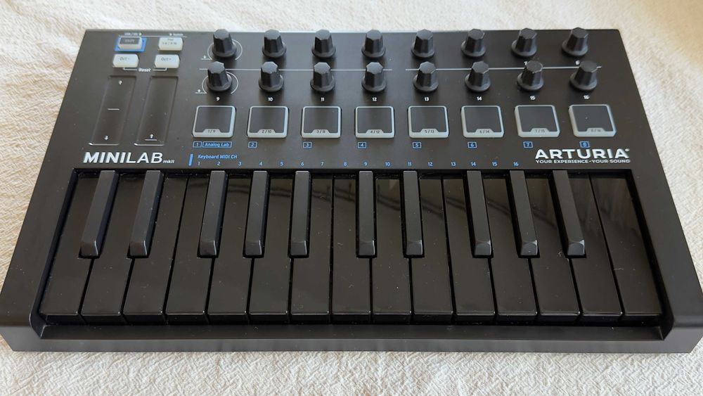 Arturia MiniLab MkII Deep Black — MIDI контролер 25 клавиша, тествана