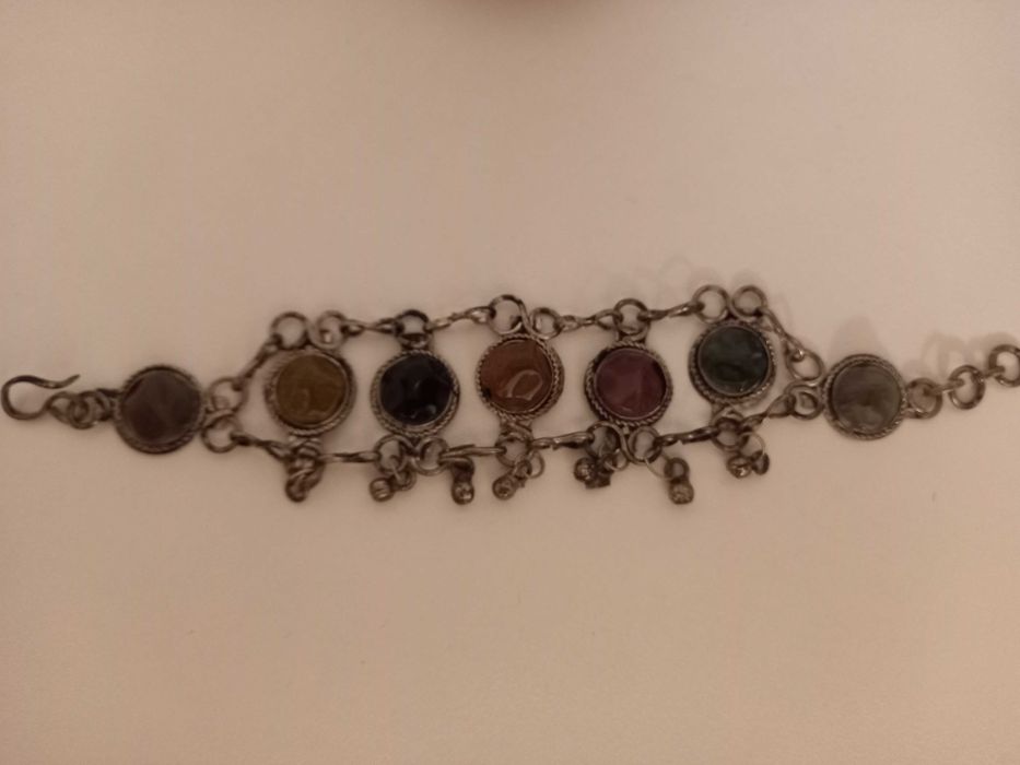 Бижута от естествени камъни-висулки, обици, гривна; гердани; гривни