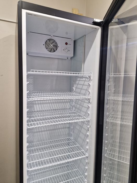 Продам холодильник витринный