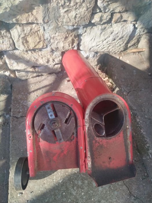 Дробилка за клони, листа, храсти. 
Смила клоните на талаж. 
Широк отво