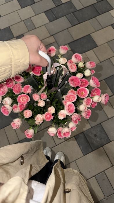 Цветы свежие в зонтике