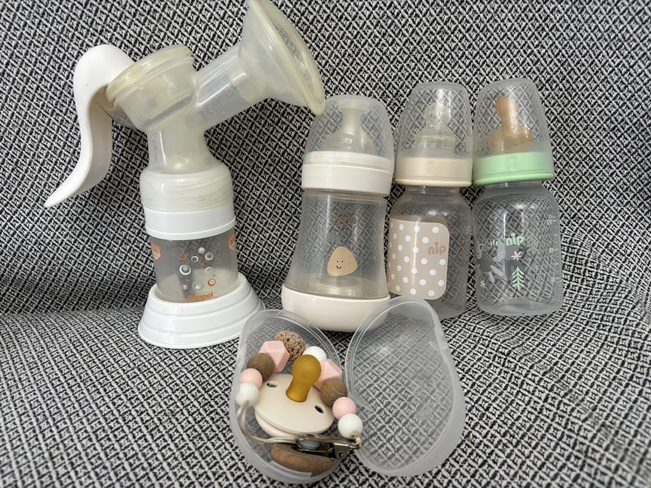молокотсос и бутылки для воды и смеси