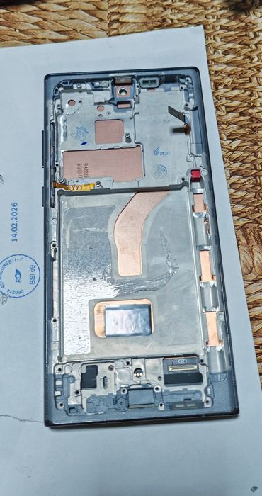 Display cu rama s22 ultra cu folie pe el din prima zi