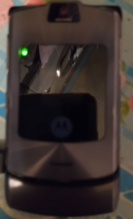 Телефон Motorola v3