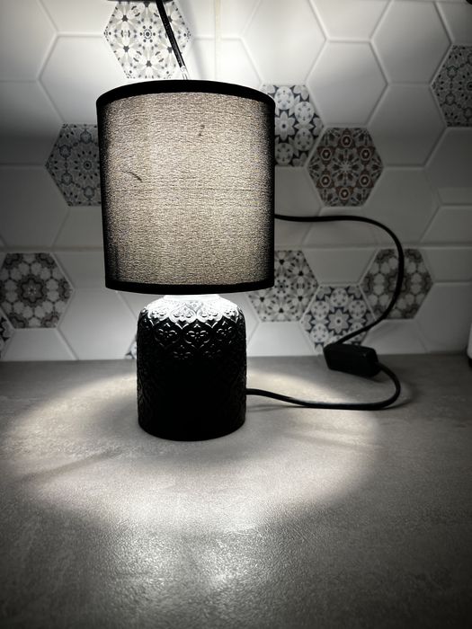 Vând 2 veioze negre, fiecare se vinde cu bec.