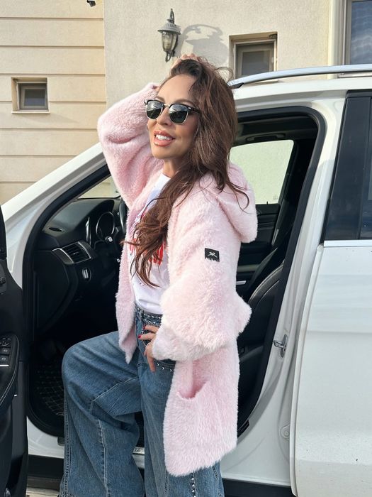 Къса, розова жилетка с качулка на Стоян Радичев