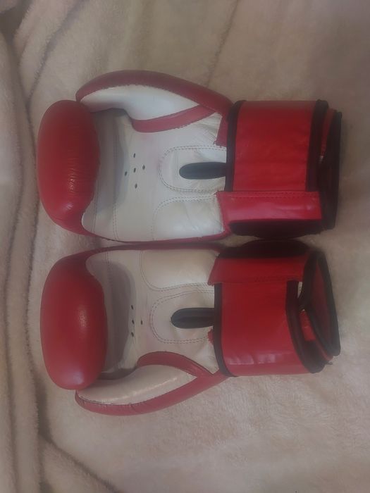 Кожаные боксерские перчатки и бинты