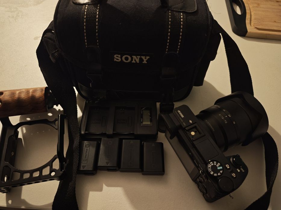Sony A6500 cu rig,4baterii ,geanta,microfon rode si  obiectiv Carl Zeis 16-70