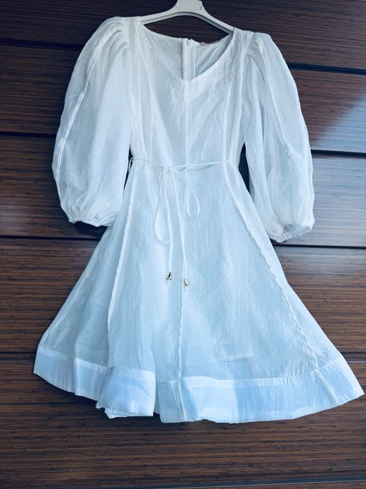 Бяла ефирна рокля с колан буфан ръкав