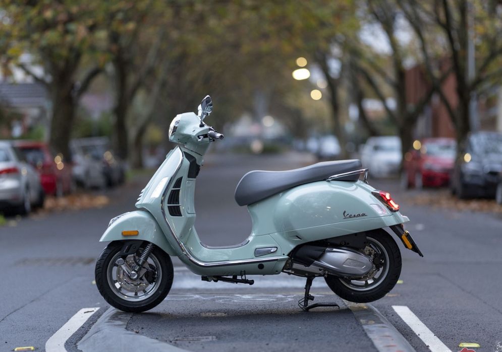 -50% намаление! Vespa , Веспа / Каска, ръкавици ,ръкохнатки , и заключ