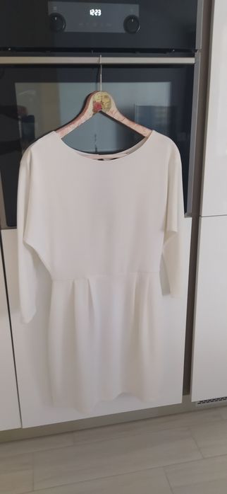 Бели стилни рокли с гол гръб