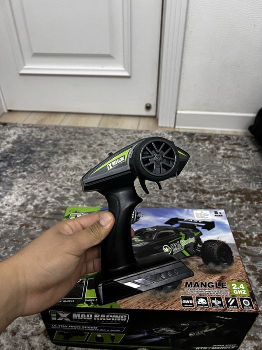 Игрушечная машинка на пульте управление