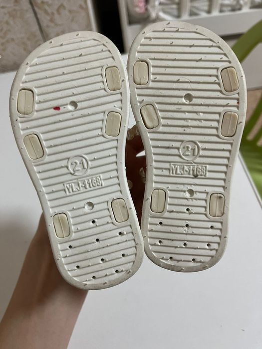 Продам детские сандали для девочки