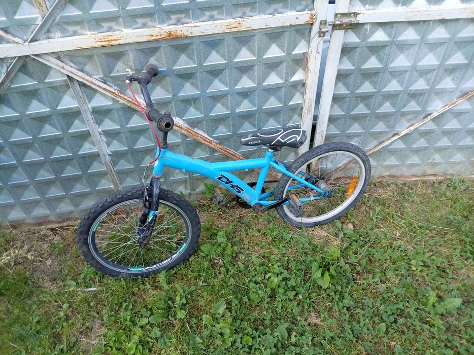Vand piese de trotinete electrice și biciclete.