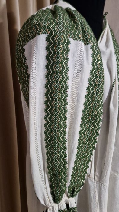 Ie autentică veche,  costum popular