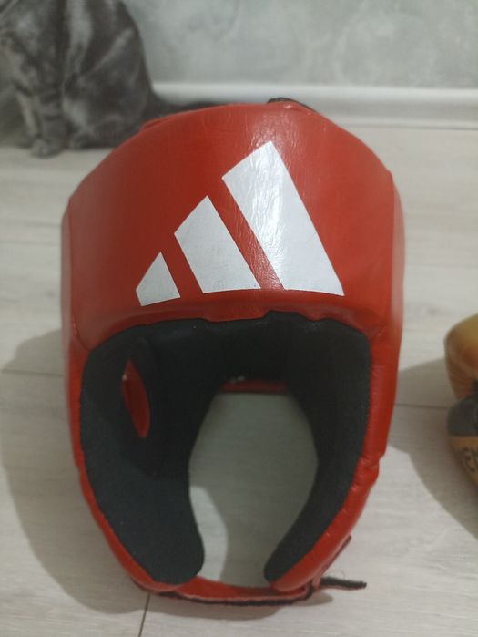 Боксёрский шлем и перчатки