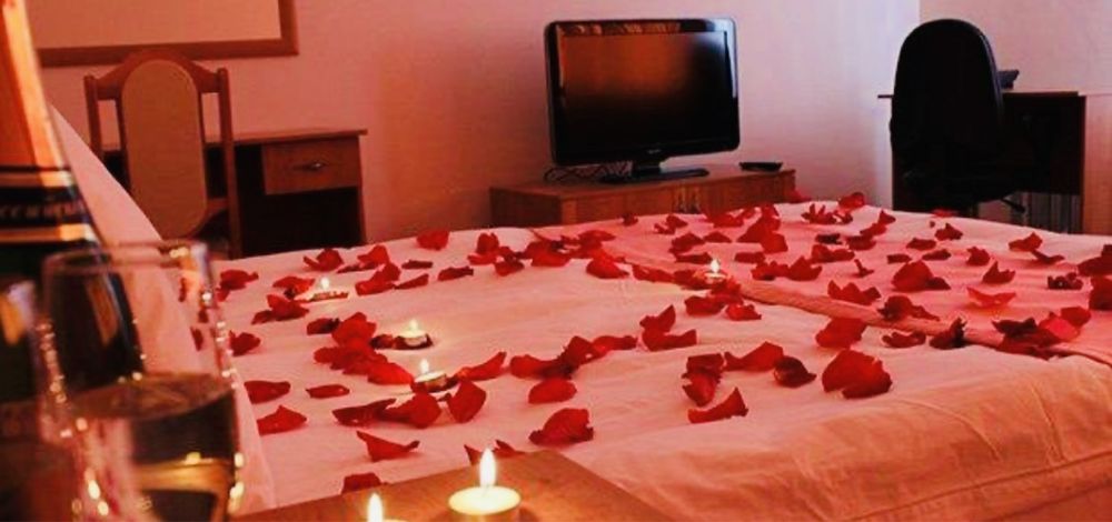 Лепестки роз свежие