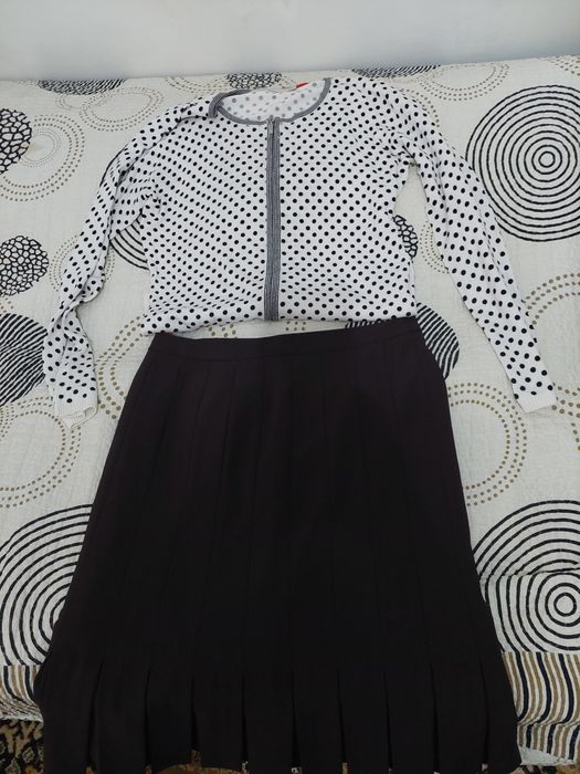 Отдам вещи две юбки две кофты на 36 размер