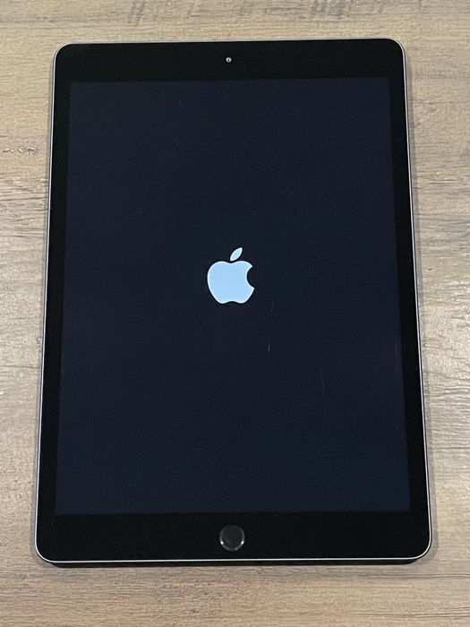 iPad 8th Gen. 32 GB + cablu + husă (A2270)