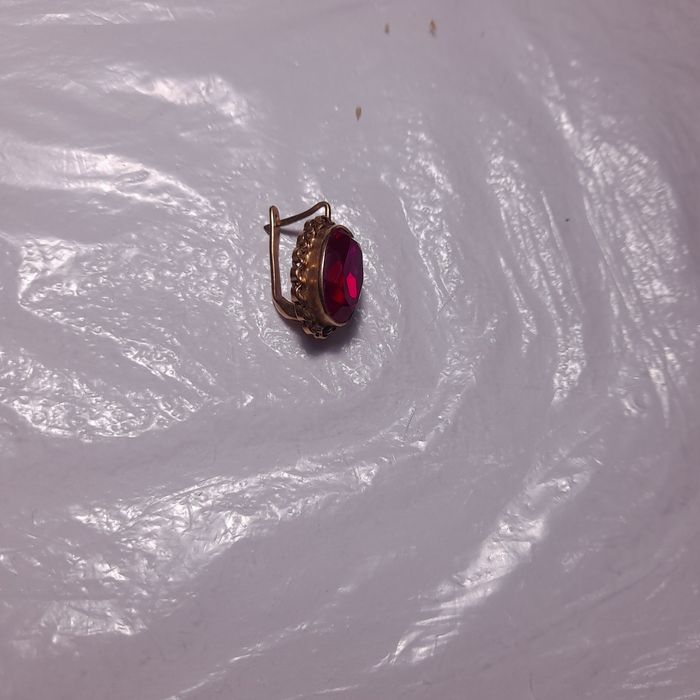 Золотая серёжка с рубином