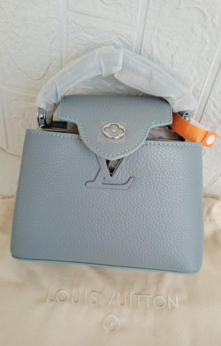 Светло синя baby blue Louis V