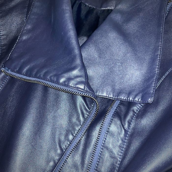 Темно-синяя кожаная куртка