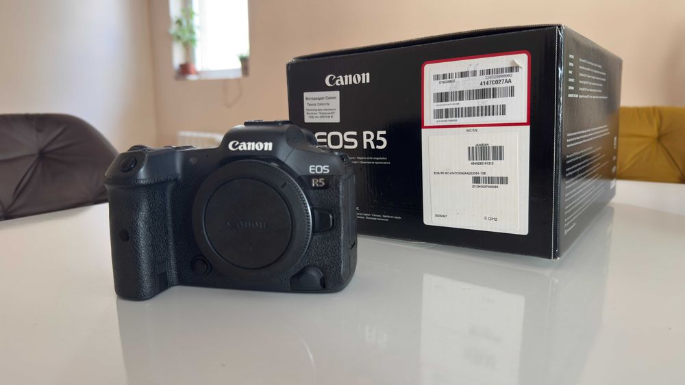 Фотоапарат Canon EOS R5 тяло с оригиналната батерия