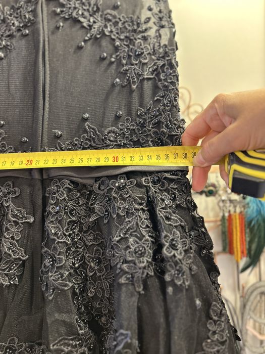 Стилна черна рокля от тюл и бродерия и паети