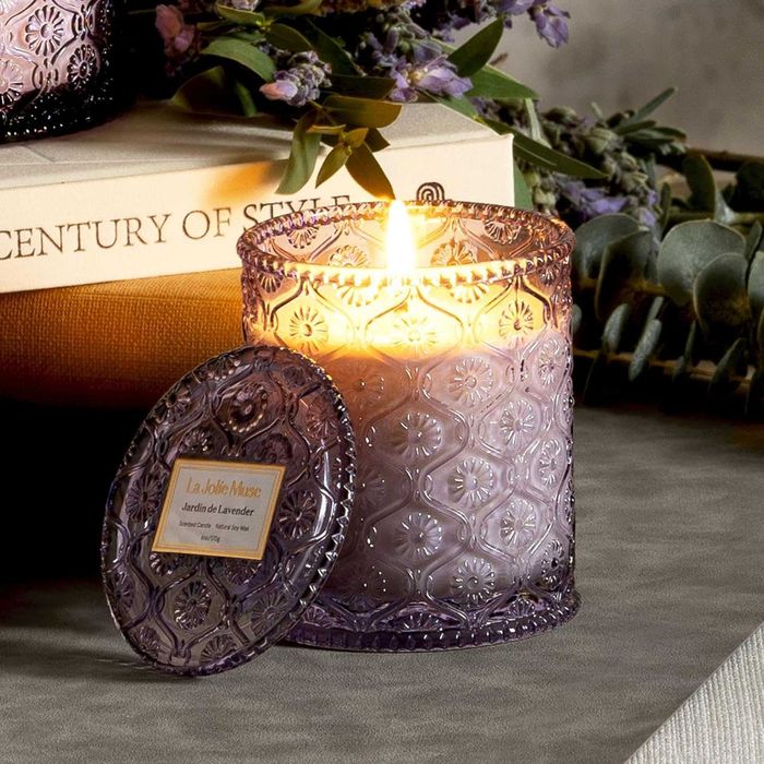 Lumanare premium parfumata in recipient elegant LA JOLIE MUSE, arome de Lavandă si Liliac