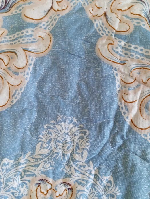 Продам покрывало голубое с узором.