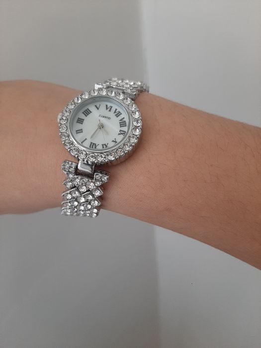 Продаю часы бижутерия