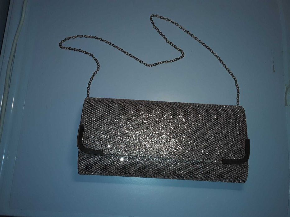 Платье вечернее, колье, клатч.