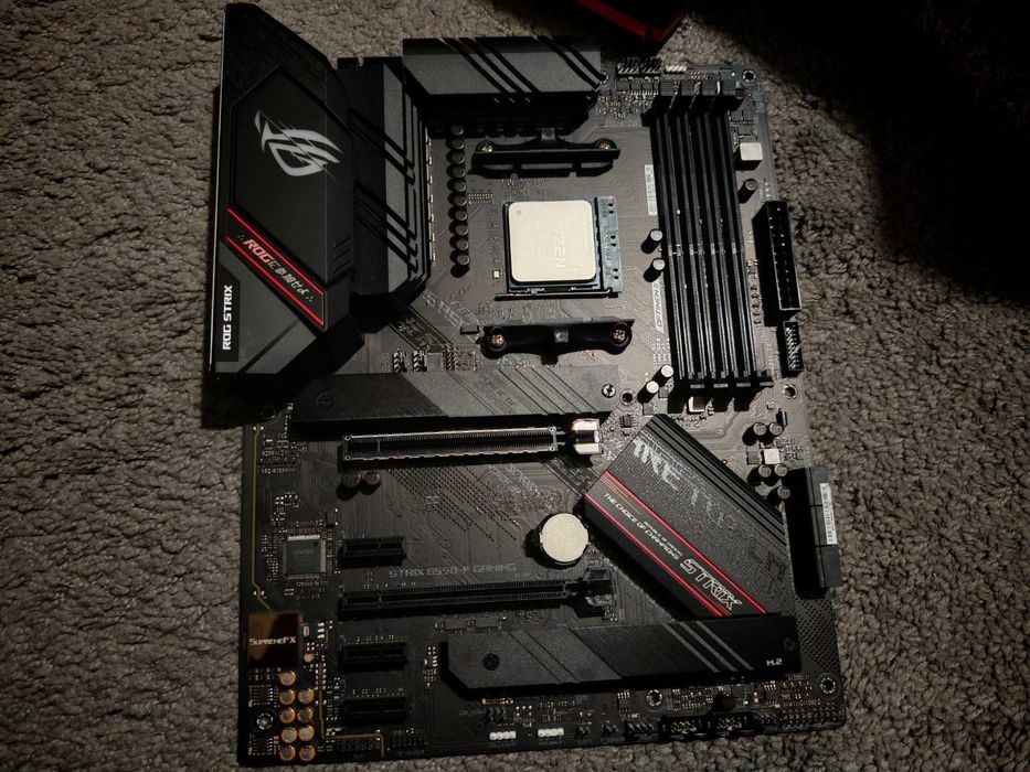 ASUS ROG STRIX B550-F GAMING + RYZEN 7 5800X 8-Core (4.7 GHz ) AM4