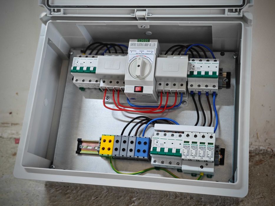 Suntree Автоматични Ум шалтери 63А монофазен/трифазен мрежа/инвертор