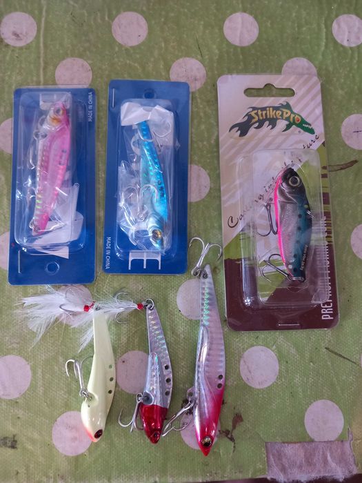 Vand scule de pescuit la spining : motor barca, baterie gel ,redresor , voblere ,cicde , gume etc..