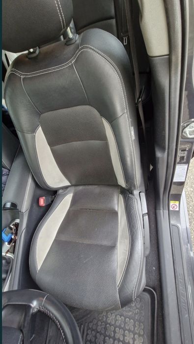 Vând Toyota Avensys