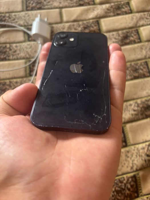 iPhone 12 mini.